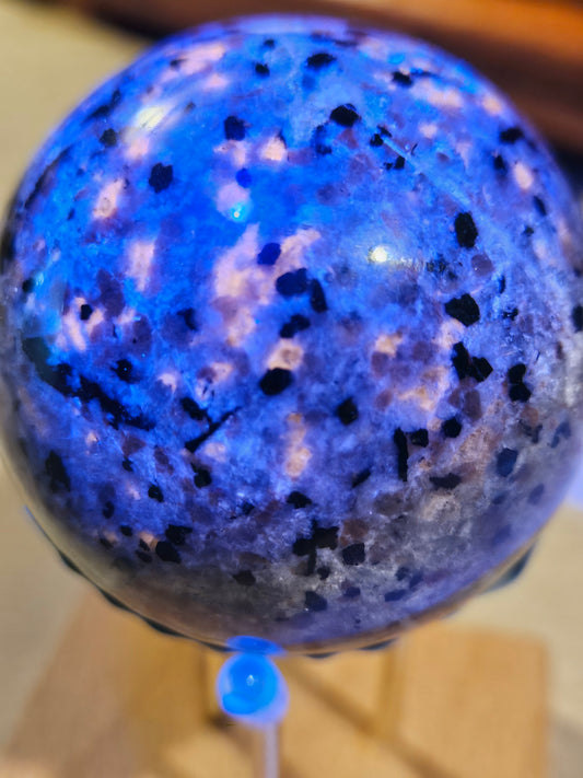 Yooperlite Sphere - UV Reactive