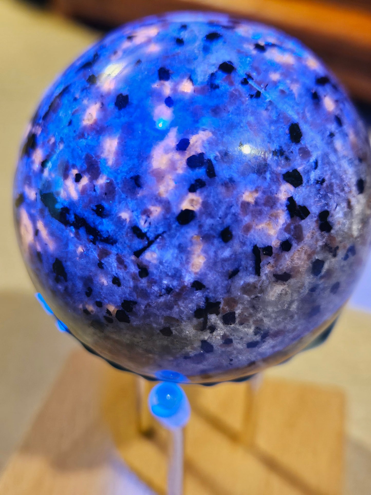 Yooperlite Sphere - UV Reactive